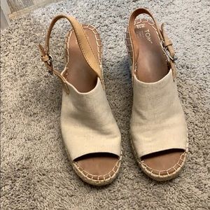 Tom’s beige wedges